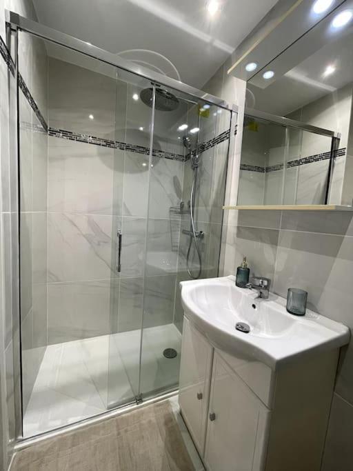 Appartement Cosy Et Moderne Proche De Disneyland Bussy-Saint-Georges Exterior photo